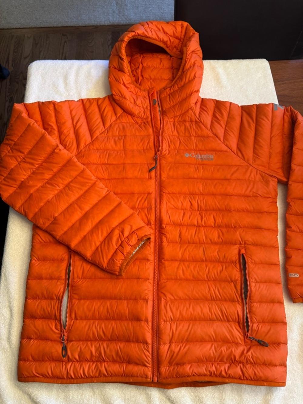Columbia Titanium Bright Orange Insulated Jacket, great condition. Men’s size L